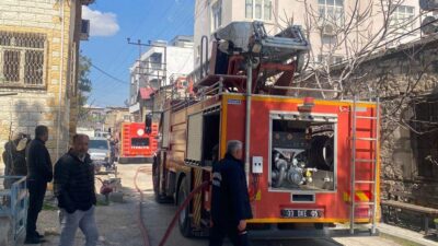 Mersin’in Mut ilçesinde bir binanın çatı katında çıkan yangın itfaiye