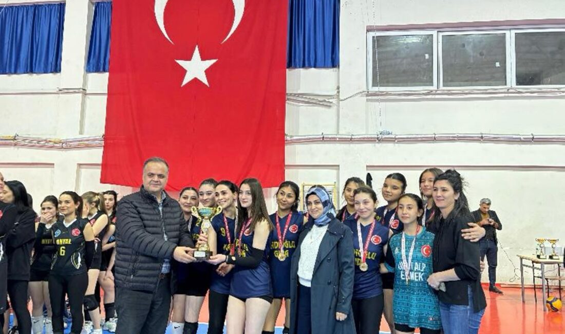 Mut’ta voleybol turnuvası düzenlendi Mersin’in Mut ilçesinde Dünya Kadınlar Günü dolaysıyla düzenlenen ‘Evinin Sultanları