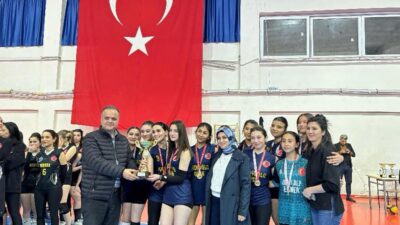 Mut’ta voleybol turnuvası düzenlendi Mersin’in Mut ilçesinde Dünya Kadınlar Günü dolaysıyla düzenlenen ‘Evinin Sultanları