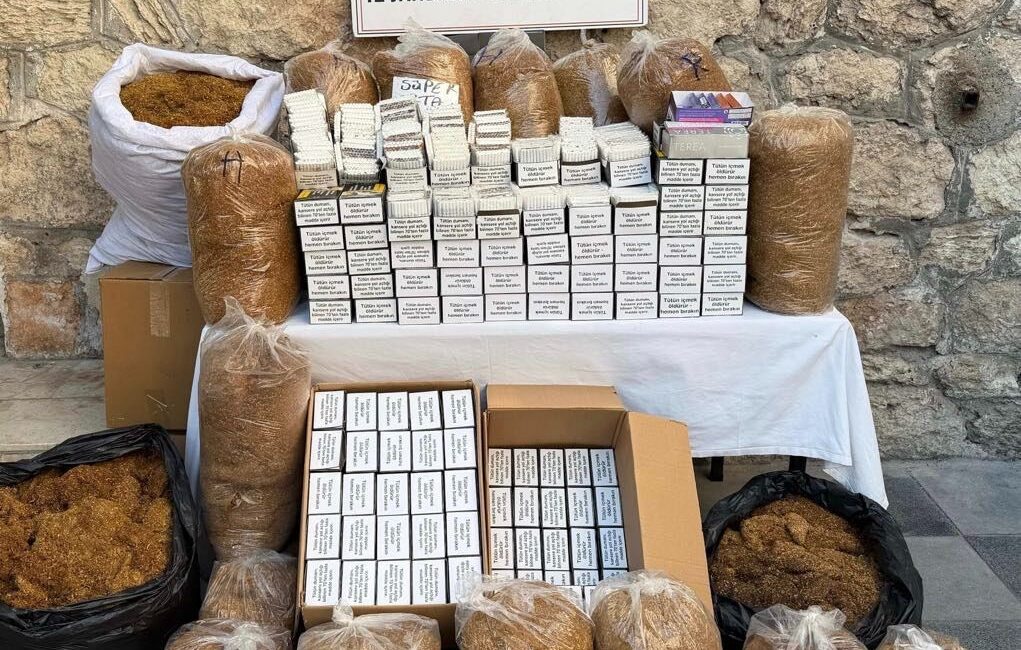 Mersin’de kaçak makaron operasyonu: 1 gözaltı Mersin’de jandarma ekiplerinin düzenlediği operasyonda çok sayıda makaron, tütün ve