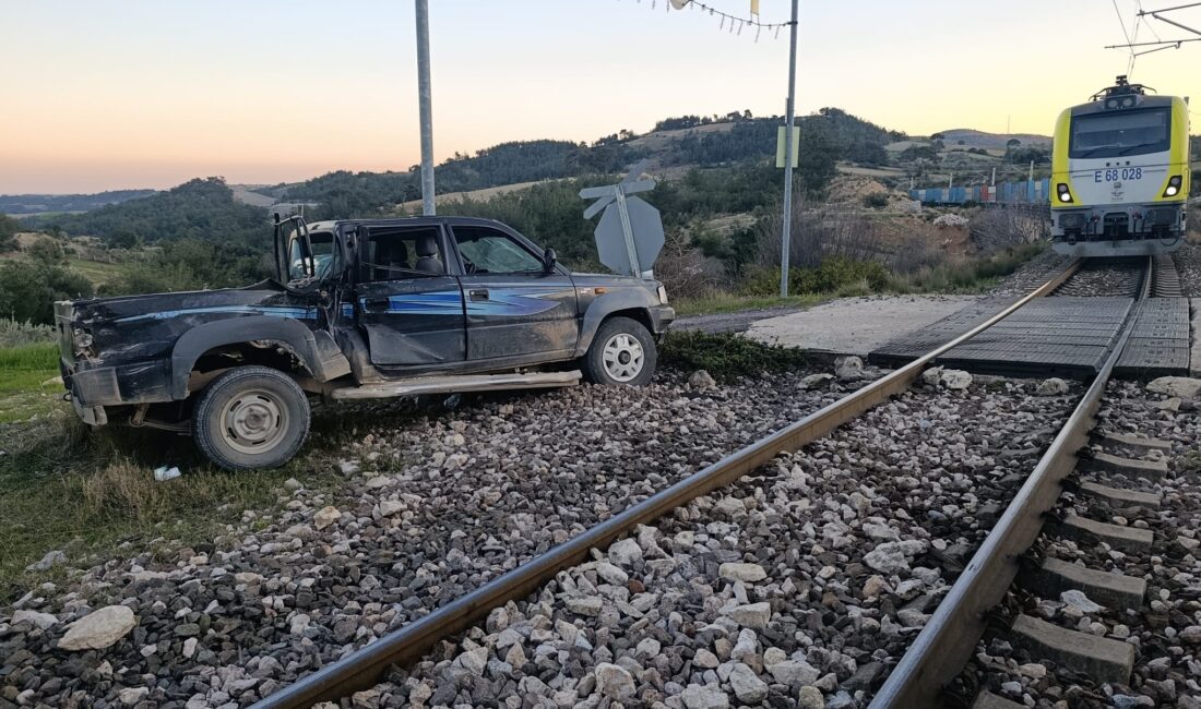 Mersin’in Tarsus ilçesinde tren, pikaba çarptı. Kaza, Çokak Mahallesi’nde meydana