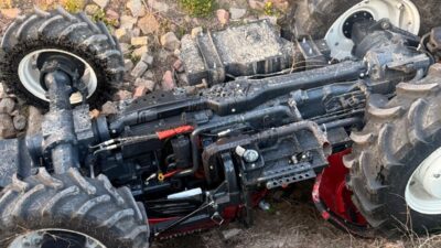 Mersin’in Tarsus ilçesinde meydana gelen kazada devrilen traktörün sürücüsü hayatını