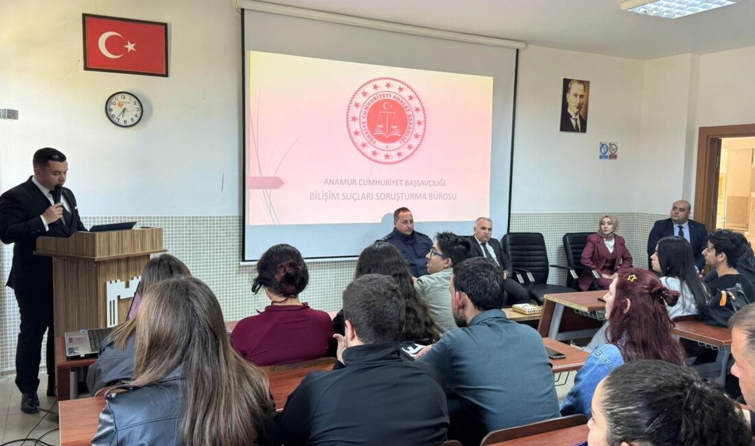 Mersin’in Anamur ilçesinde üniversite öğrencileriyle bir araya gelen Anamur Cumhuriyet