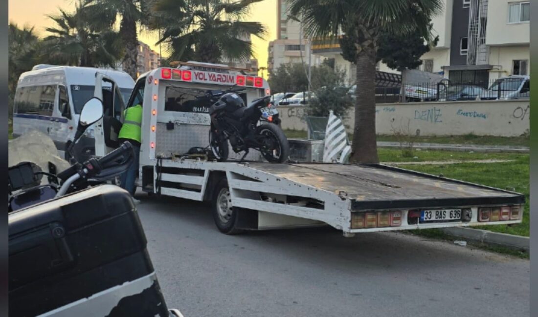 Mersin’in Tarsus ilçesinde motosikletle tek teker üzerinde ilerleyerek akrobatik hareketler