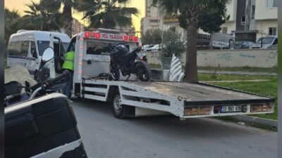 Mersin’in Tarsus ilçesinde motosikletle tek teker üzerinde ilerleyerek akrobatik hareketler