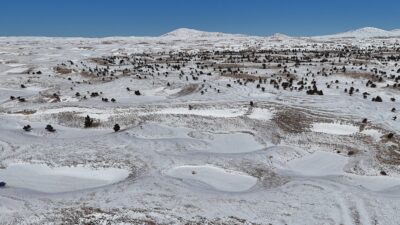 Mersin‘de üreticiyi memnun eden yağışlar Toroslar’da obrukları karla doldurdu. Erdemli