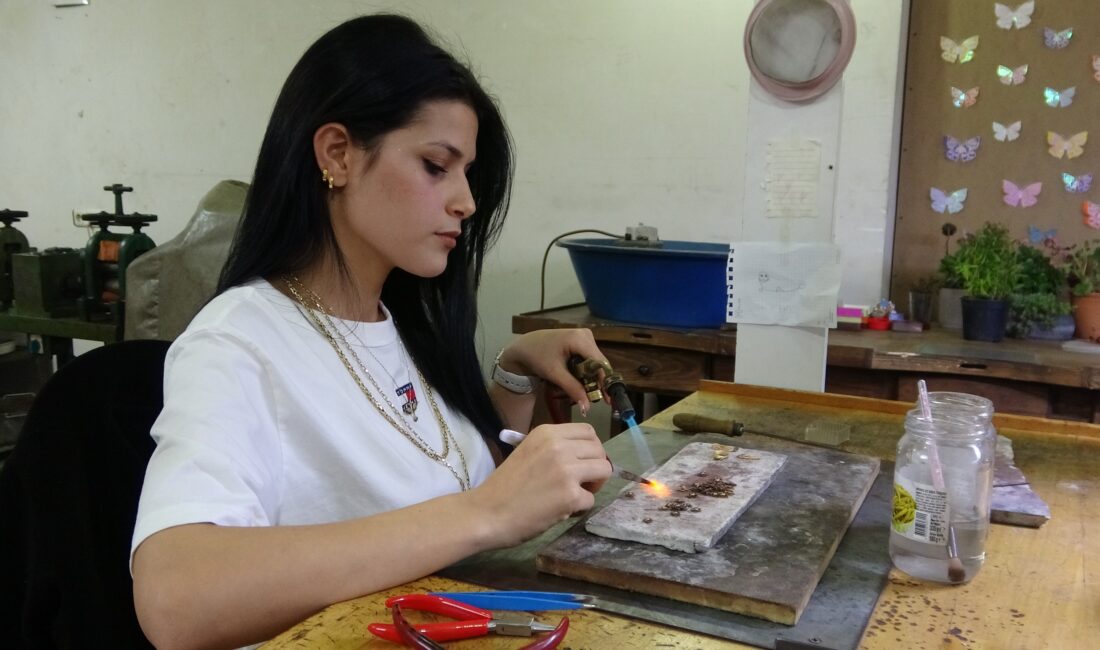 Mersin‘de birçok kişinin ‘ojeli tırnaklarla yapamazsın’ dediği kuyumculuk mesleğinde çalışan