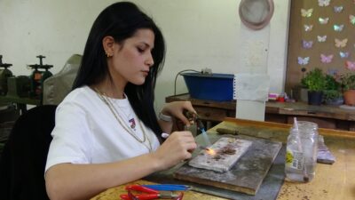 Mersin‘de birçok kişinin ‘ojeli tırnaklarla yapamazsın’ dediği kuyumculuk mesleğinde çalışan