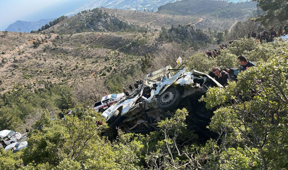 Mersin‘in Anamur ilçesi sınırlarına işçilerin olduğu minibüs uçurumdan yuvarlandı, 3