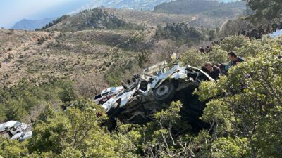 Mersin‘in Anamur ilçesi sınırlarına işçilerin olduğu minibüs uçurumdan yuvarlandı, 3