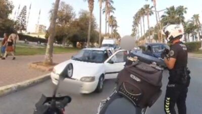 Mersin’de polis ekipleri tarafından kent genelinde gerçekleştirilen trafik denetimleri kameraya