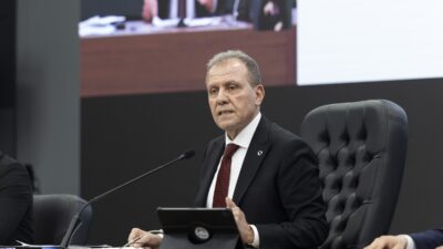 Mersin Büyükşehir Belediye Başkanı Vahap Seçer, belediye aşhanesinde ‘tek tırnaklı et