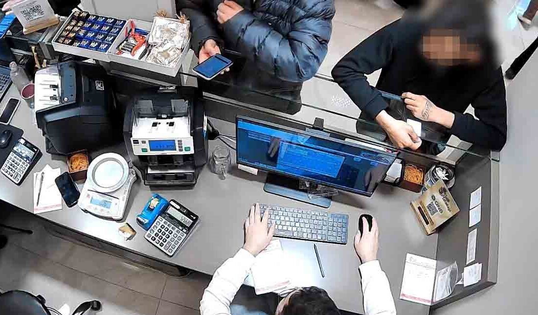 Mersin’de sosyal medya üzerinden vatandaşları dolandırdığı belirlenen şebekeye yönelik düzenlenen