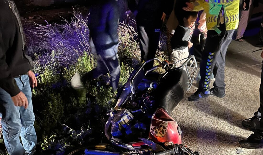 Mersin’in Erdemli ilçesinde otomobil ile çarpışan motosikletteki 2 kişi yaralandı.