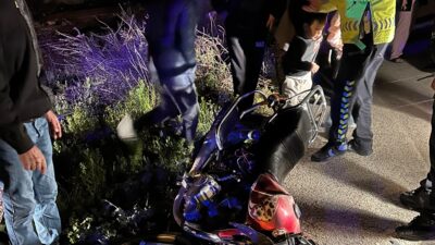 Mersin’in Erdemli ilçesinde otomobil ile çarpışan motosikletteki 2 kişi yaralandı.