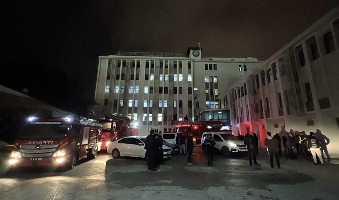 Mersin’de Emniyet Müdürlüğünün ek binasında asansör boşluğunda çıkan yangın ekiplerin