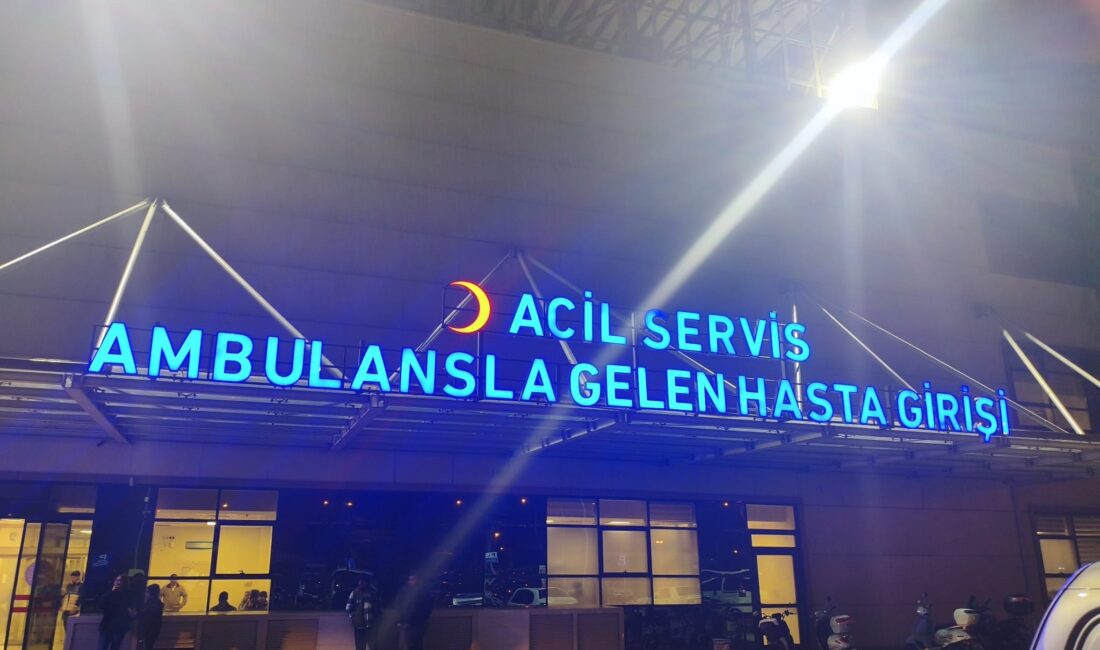 Trafikte çıkan tartışma silahlı kavgaya dönüştü: 1 yaralı Mersin’in Tarsus ilçesinde trafikte yaşanan ‘yan bakma’ tartışmasında silahla bacağından