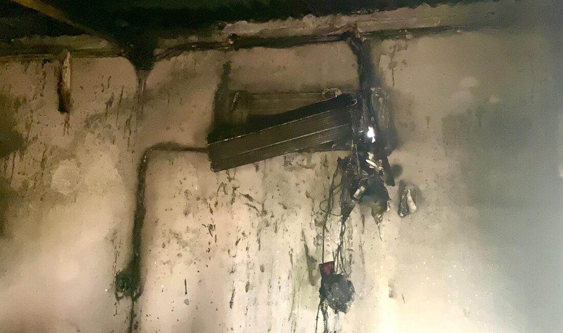 Mersin‘in Erdemli ilçesinde klimadan çıkan yangın itfaiye ekiplerince söndürülürken, maddi