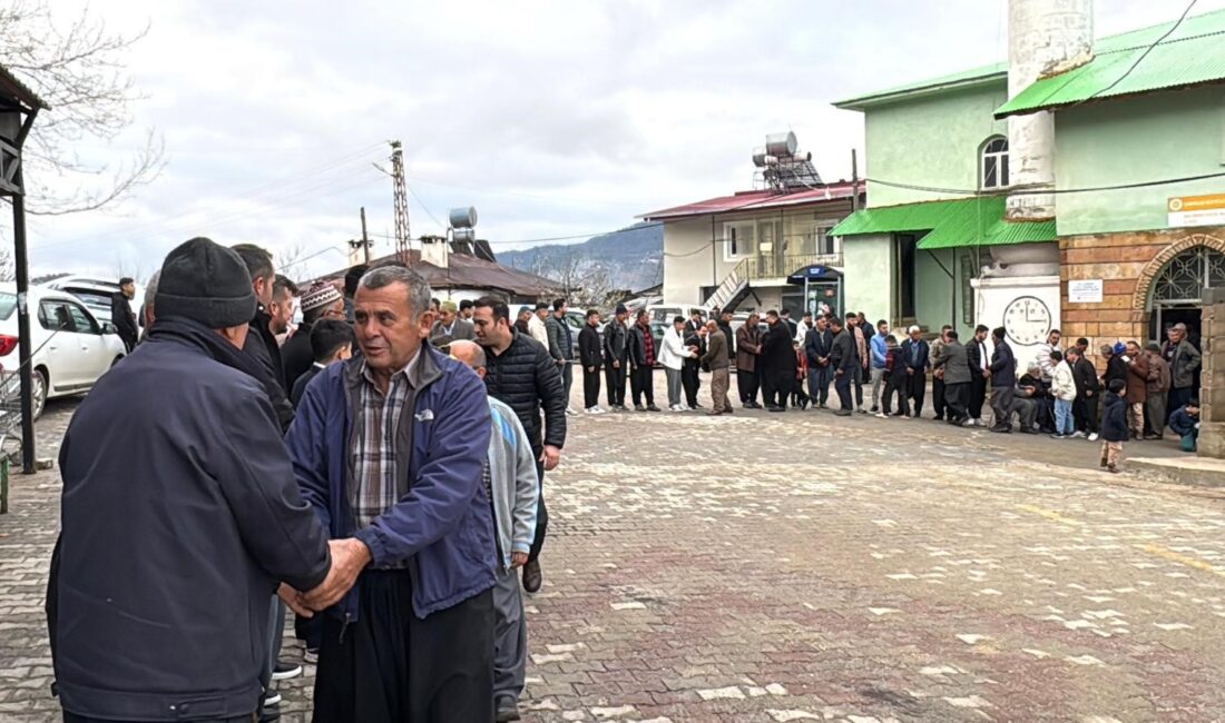 Mersin’de bayramlaşma geleneği sürüyor Mersin’in Değirmendere köyünde geleneksel hale gelen bayramlaşma töreninde vatandaşlar uzun