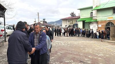 Mersin’in Değirmendere köyünde geleneksel hale gelen bayramlaşma töreninde vatandaşlar uzun