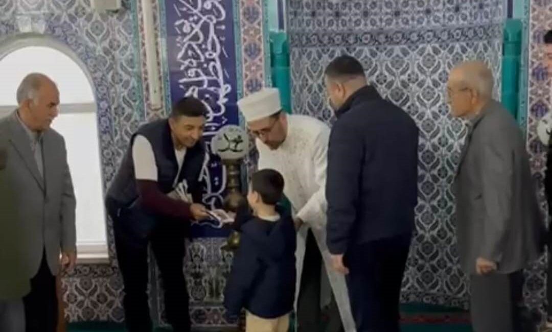 Mersin’in Anamur ilçesinde bayram sabahı Otogar Camiinde düzenlenen etkinlikte, bayram