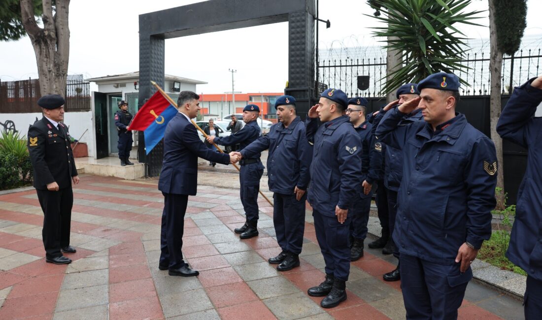 Şener, bayramda görev başındakileri ve şehit ailelerini unutmadı Akdeniz Kaymakamı ve Belediye Başkan Vekili Zeyit Şener, Ramazan Bayramı
