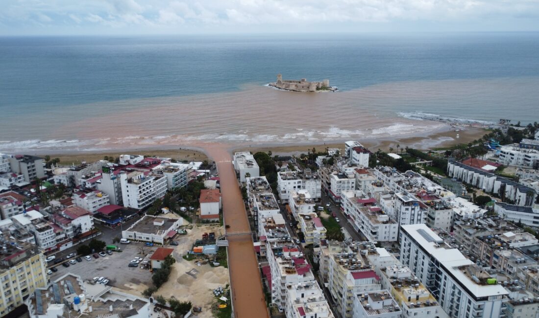 Mersin’de 3 gündür devam eden yağışlar etkisini sürdürürken derelere akan