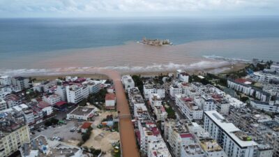 Mersin’de 3 gündür devam eden yağışlar etkisini sürdürürken derelere akan