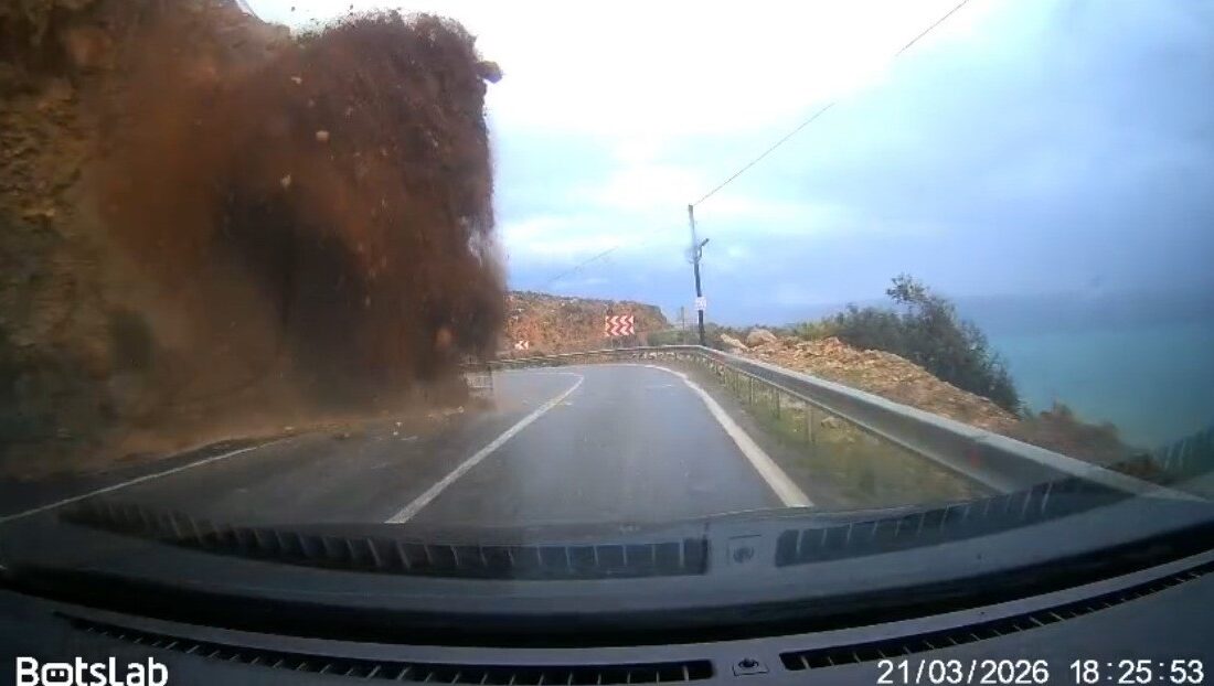 Mersin-Antalya Karayolunun Aydıncık ilçesi sınırları içerisinde meydana gelen heyelan, toprak