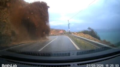 Mersin-Antalya Karayolunun Aydıncık ilçesi sınırları içerisinde meydana gelen heyelan, toprak