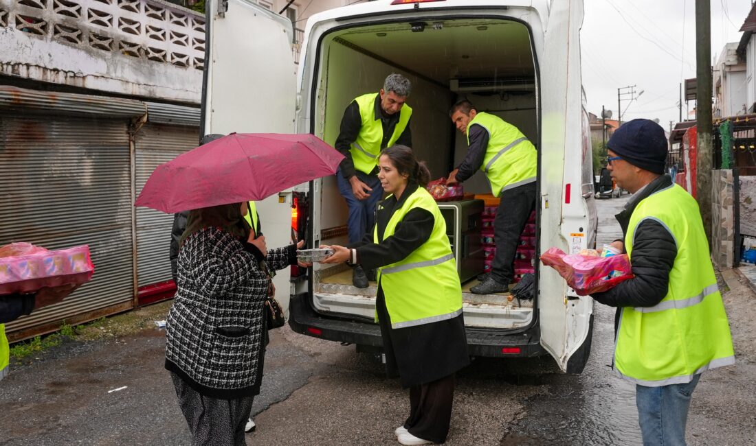 Tarsus’ta bayram sofrası evlere taşındı: 15 bin kişiye ulaşıldı Mersin’in Tarsus ilçesinde, olumsuz hava koşulları nedeniyle kent meydanında kurulması