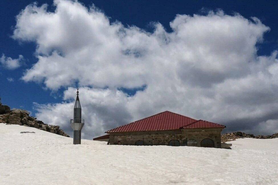Toroslar’ın zirvesinde 741 yıllık cami kar altında kaldı Mersin’in Anamur ilçesi ile Antalya’nın Gazipaşa ve Karaman’ın Ermenek ilçelerinin