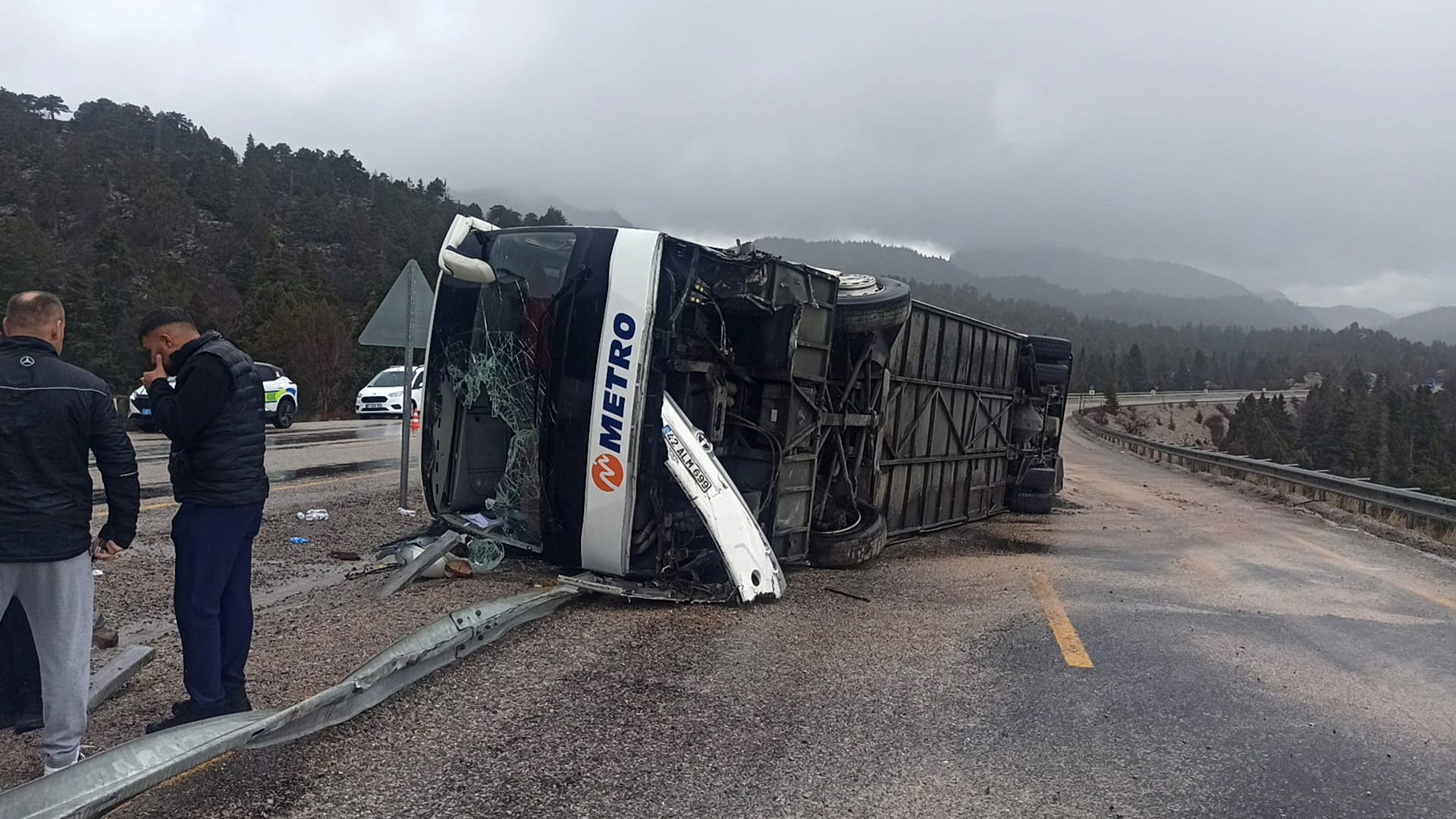 Konya’da yolcu otobüsü devrildi: 15 yaralı
