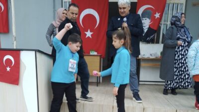 Mersin’in Bozyazı ilçesinde bulunan Tekeli 100. Yıl Örtülü İlkokulu’nda Türk