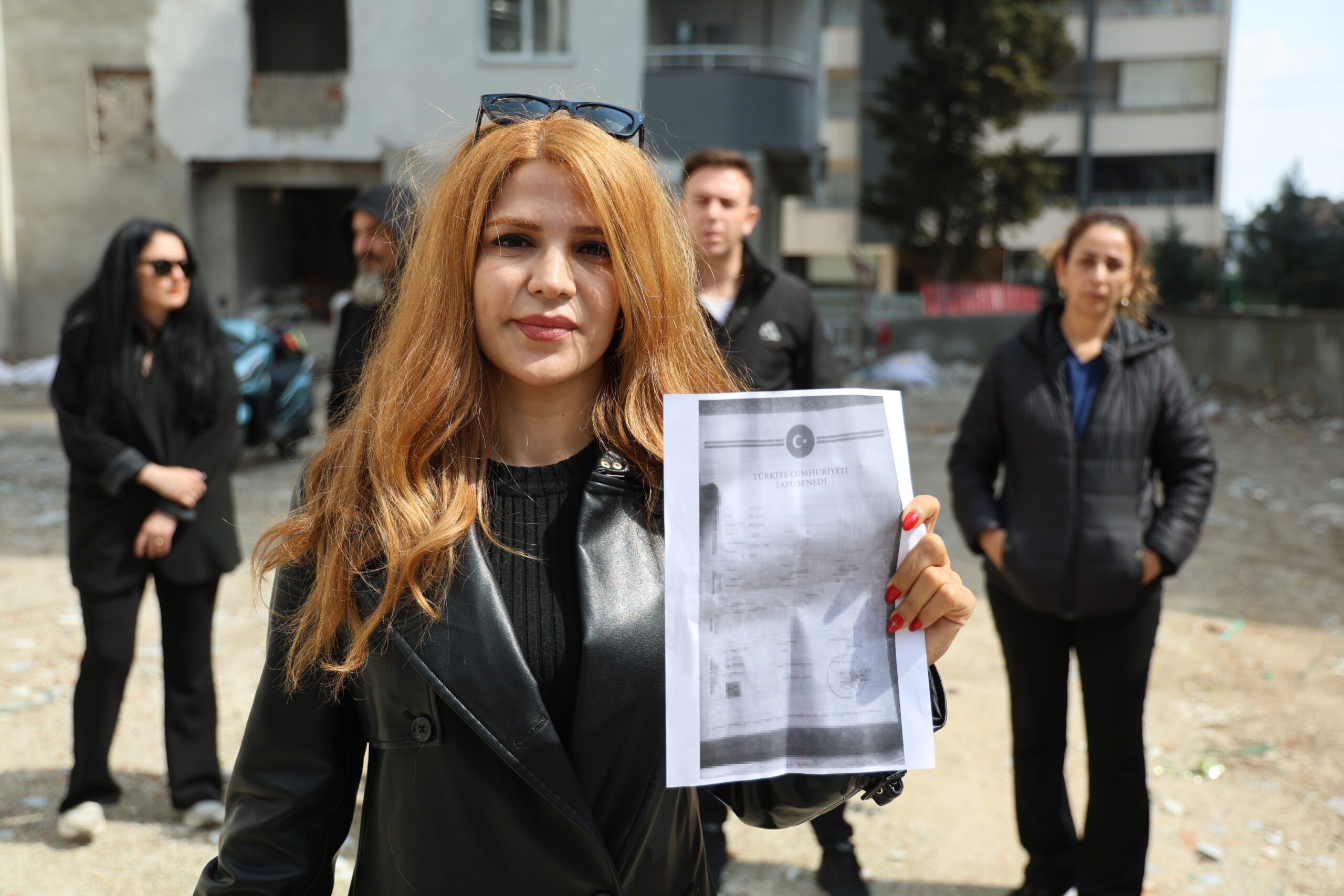 Aldıkları daireler yıllardır bitmeyen mağdurlar inşaat önünde eylem yaptı