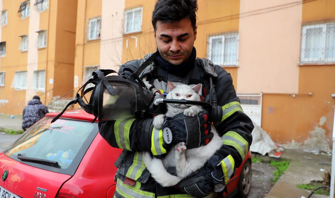 Mersin‘in Toroslar ilçesinde çıkan ev yangını, itfaiye ekiplerinin hızlı müdahalesiyle