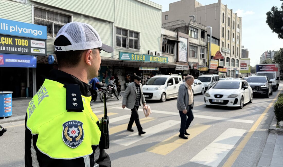 Yayalara yol vermeyen sürücülere ceza kesildi Mersin‘in Tarsus ilçesinde trafik ekipleri tarafından gerçekleştirilen yaya önceliği denetiminde