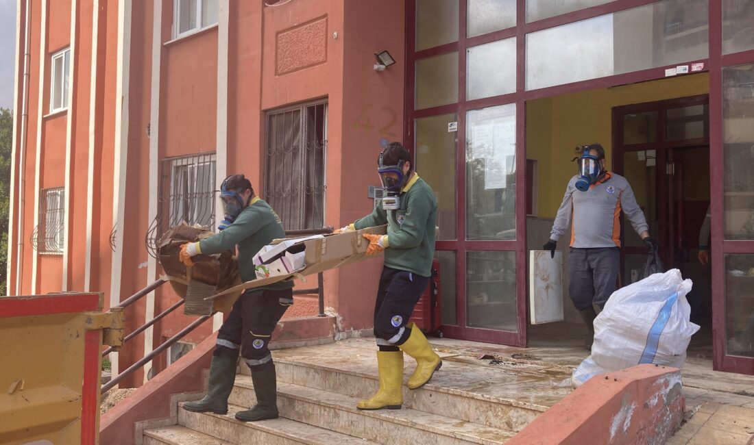 Mersin‘in Erdemli ilçesinde ihbar üzerine bir apartmandaki daireye giren ekipler,