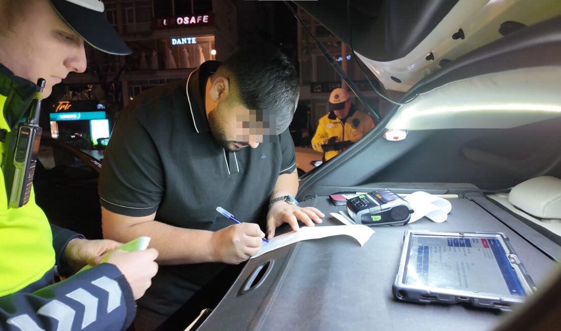 İstanbul’da trafik denetimlerini sürdüren ekipler, Kadıköy’de gerçekleştirdikleri uygulamada kurallara aykırı