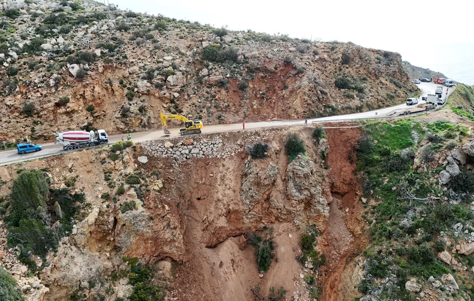 Mersin’de çöken yolda çalışmalar sürüyor: Mersin-Antalya yolunda trafik kontrollü sağlanıyor