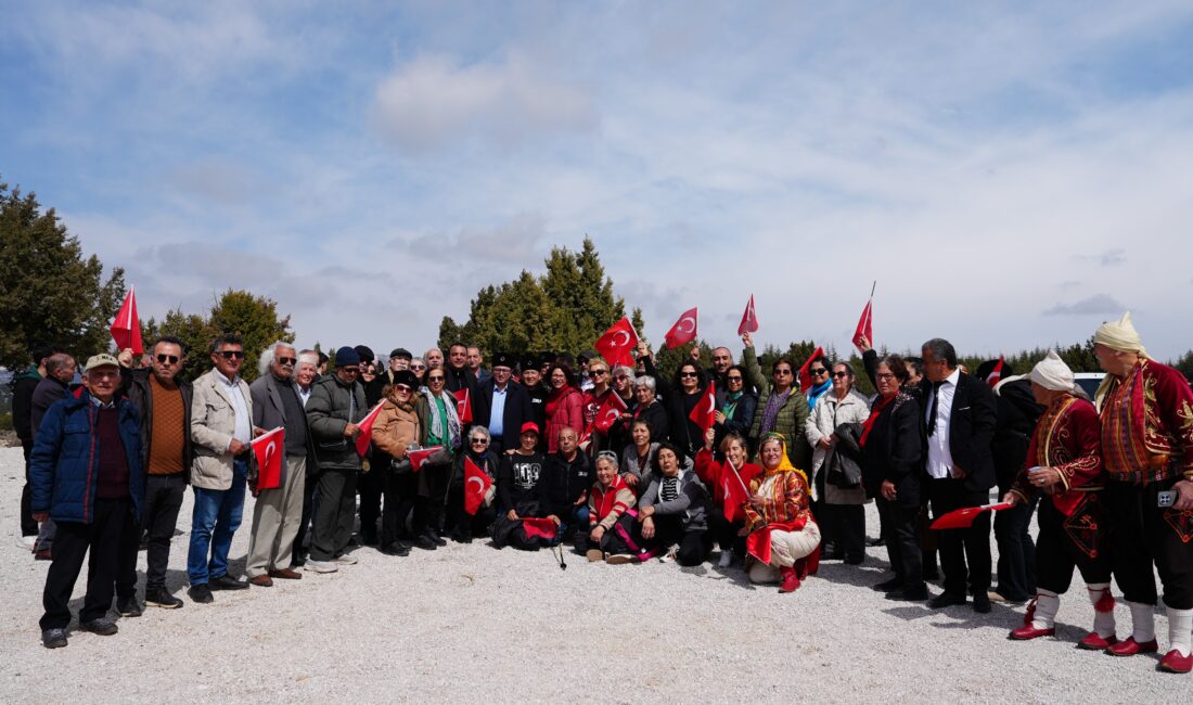 Torosların zirvesinde 106 yıl sonra milli mücadele ruhuyla yürüdüler Mersin‘in Erdemli ilçesinden Torosların zirvesinde vatandaşlar, Çukurova’nın düşman işgalinden kurtuluşu