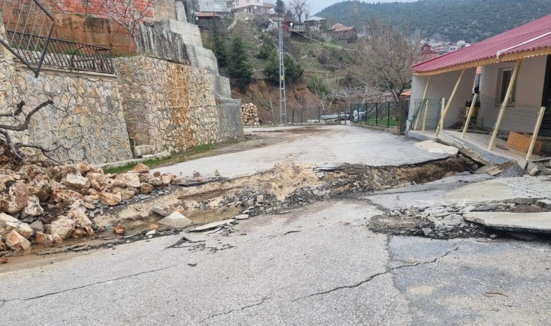 Mersin’de heyelan: Yol yarıldı, evler zarar gördü Mersin‘in Mezitli ilçesine bağlı yüksek kesimdeki mahallede sağanak yağış sonrası