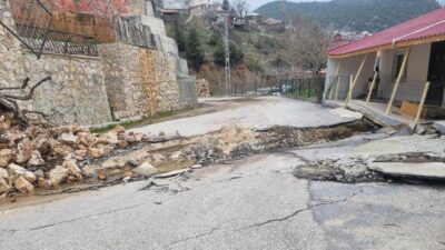Mersin‘in Mezitli ilçesine bağlı yüksek kesimdeki mahallede sağanak yağış sonrası