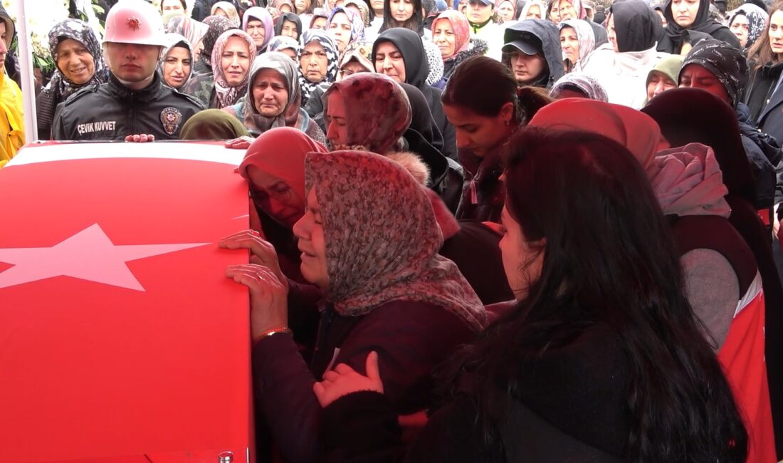 Şehit babaya son dokunuş: Yürek yakan veda Mersin‘de ekip aracıyla geçirdiği kazanın ardından şehit olan polis memuru