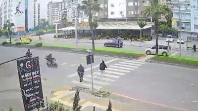 Mersin‘de motokuryenin yaya geçidinden geçmeye çalışan kız çocuğuna çarptığı kaza