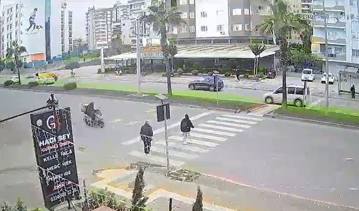 Motokurye kız çocuğuna çarptı, o anlar güvenlik kamerasında Mersin‘de motokuryenin yaya geçidinden geçmeye çalışan kız çocuğuna çarptığı kaza