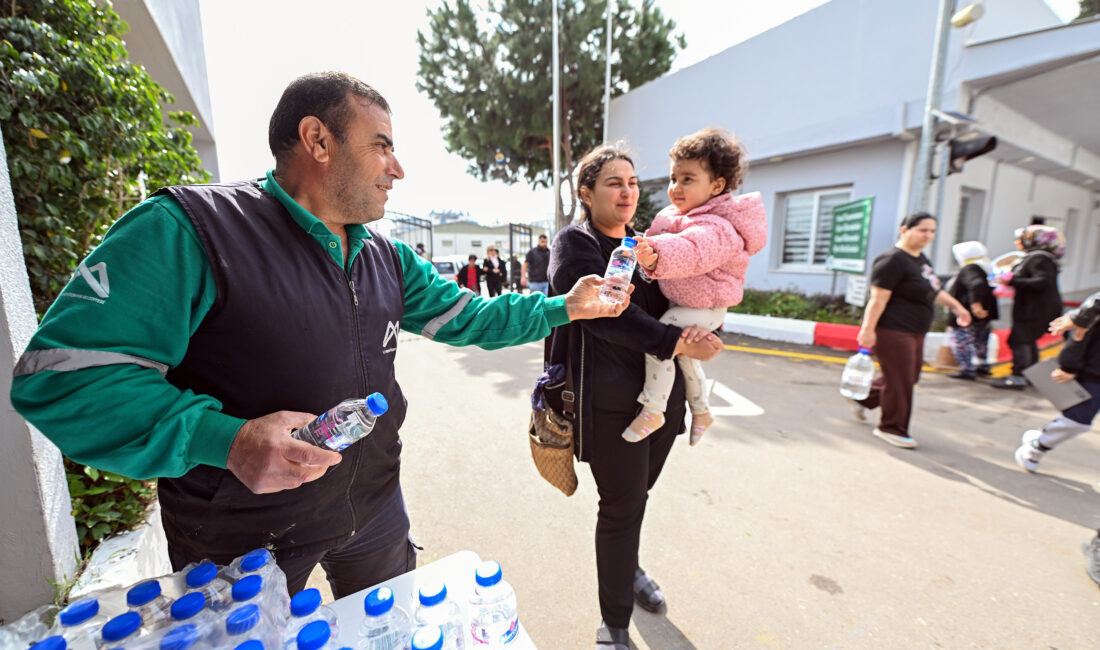 BÜYÜKŞEHİR EKİPLERİ BAYRAM BOYUNCA MEZARLIKLARDA YURTTAŞLARI YALNIZ BIRAKMIYOR Yurttaşların her anında yanında olan Mersin Büyükşehir Belediyesi, Ramazan Bayramı