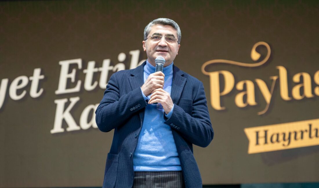 ‘Bu Ramazan ekonomik sıkışma nedeniyle ‘hüzünlü’ Mersin Büyükşehir Belediyesi’nin düzenlediği Ramazan Şenlikleri kapsamında gerçekleştirilen iftar sofrasına