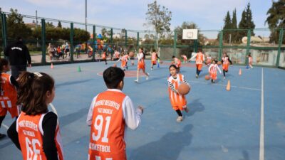 Akdeniz Belediyesi Spor Kulübü, geleceğin sporcularını yetiştirmek amacıyla yürüttüğü basketbol