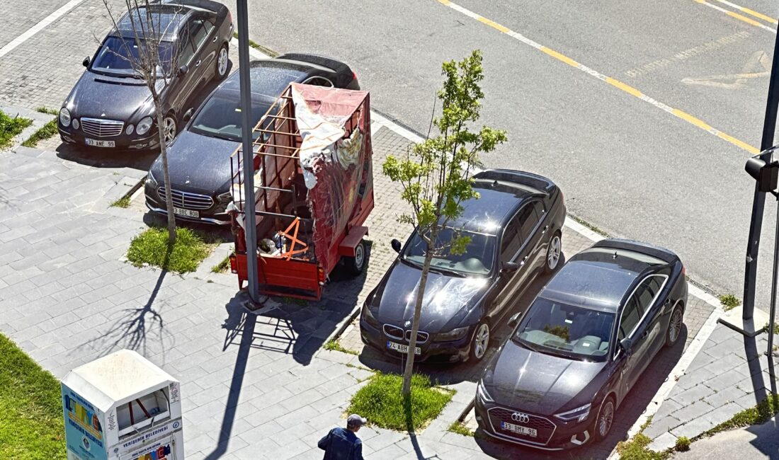 ÇÖP ARACINA ZİNCİRLİ PARK TEPKİSİ! Mersin’de Mersin Millet Bahçesi yanında araçlar için oluşturulan park alanında yaşanan görüntü